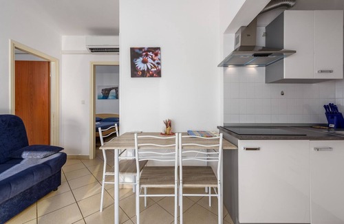 Lovrecica Apartment | Picturesque apartment just 60 metres from the beach with sea views and private parking
