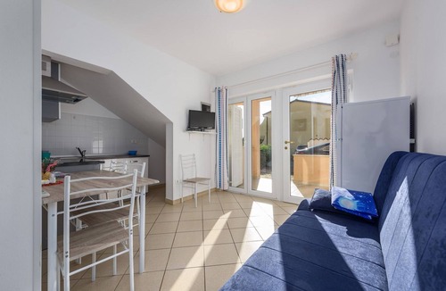 Lovrecica Apartment | Picturesque apartment just 60 metres from the beach with sea views and private parking