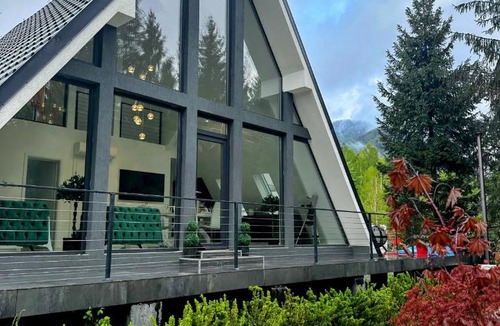 Zavoi Villa | Pine Hill Poiana Marului