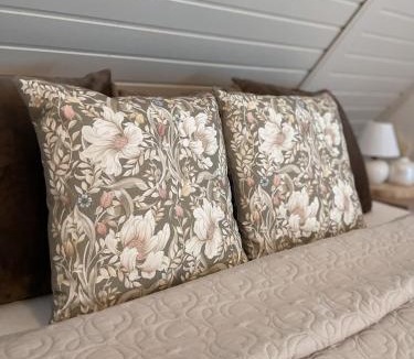 Lic Ski Chalet | Pine & Oak Holiday Home
