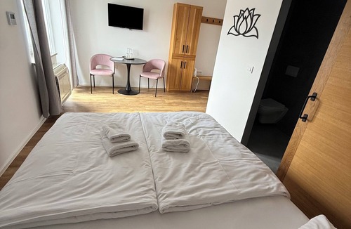 Cerklje na Gorenjskem Hotel | PJ Hotel Cerklje - 5min to Airport - Free Parking