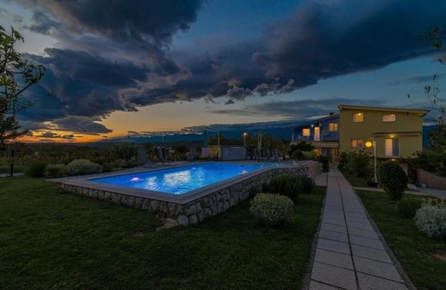 Podgradina Apartment | Pool apartments w/ 2000m fully fenced garden *Nika