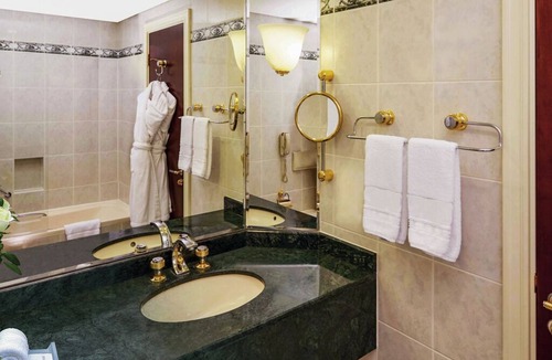 Garhoud Hotel | Premium Executive | Movenpick Al Bustan | DXB 5 Min, Spa, Health Club | 2 Units