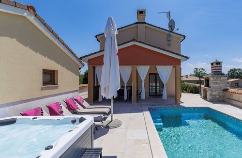 Pinezici House | Private Villa with A/C, private pool, WIFI, hot tub, TV, terrace, pets allowed, panoramic view