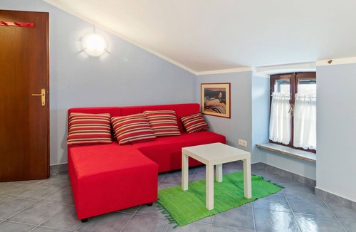 Krmed House | Quaint Apartment in Rovinj with Terrace