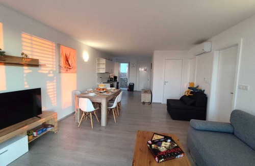 Povljana Apartment | Quiet 79m2 apartment by the sea with garden and communal pool