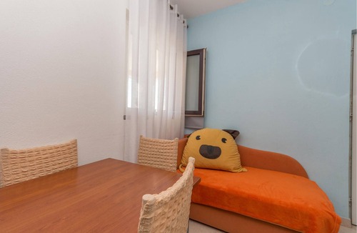 Gornji Karin Apartment | Relax from everyday stress in one of these cozy and practically furnished vacation apartments in Kar