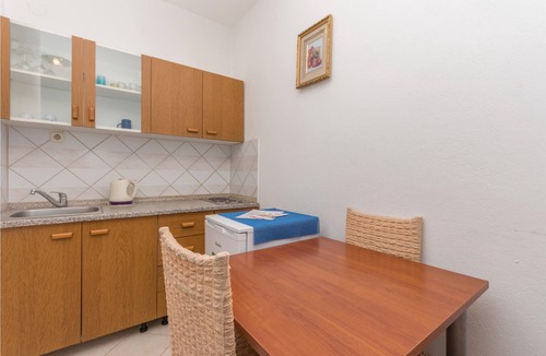 Gornji Karin Apartment | Relax from everyday stress in one of these cozy and practically furnished vacation apartments in Kar