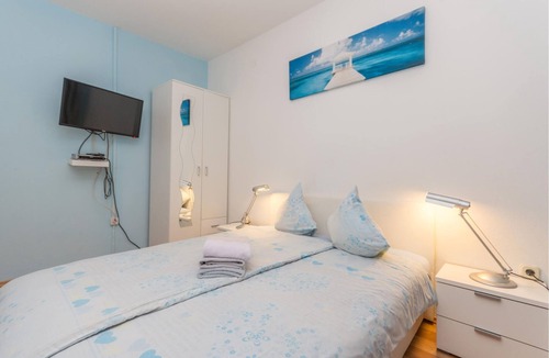 Gornji Karin Apartment | Relax from everyday stress in one of these cozy and practically furnished vacation apartments in Kar