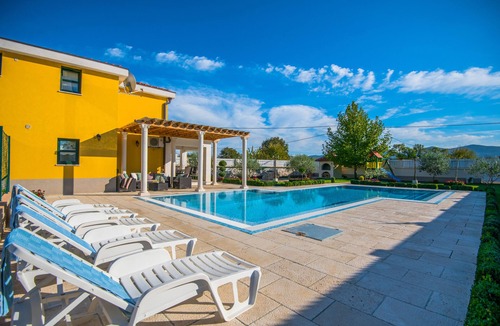 Donji Prolozac Villa | RELAX LUXURY VILLA, AMAZING MOUNTAIN VIEW, HEATED POOL, GYM, SPORTS GROUND