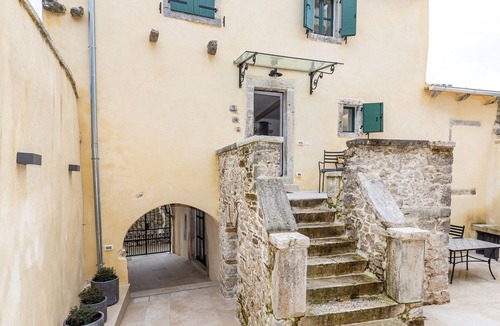 Pican Apartment | Renovated stone house with jacuzzi in central Istria