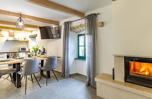 Pican Apartment | Renovated stone house with jacuzzi in central Istria