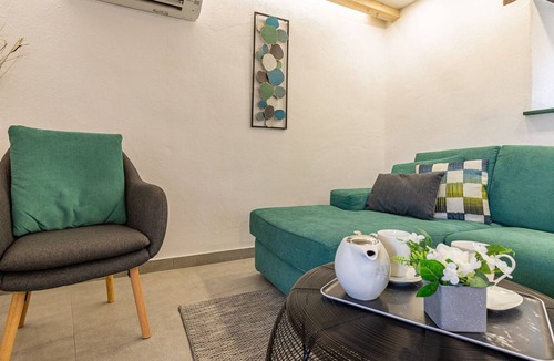 Pican Apartment | Renovated stone house with jacuzzi in central Istria