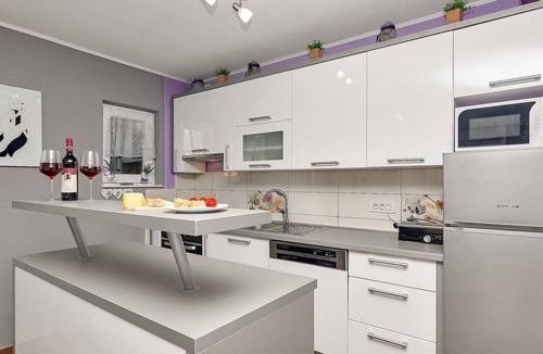 Tucepi House | Renoviertes Ferienhaus in Tučepi mit Privatem Pool by Interhome