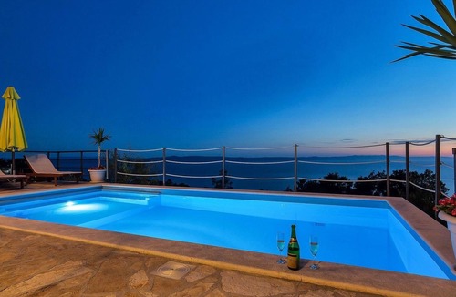 Tucepi House | Renoviertes Ferienhaus in Tučepi mit Privatem Pool by Interhome