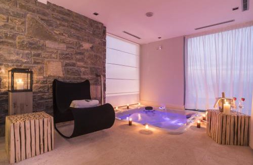 Buje Villa | Residence Monte near Umag for 10 people with heated infinity pool, spa & play room