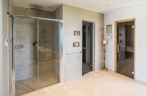 Buje Villa | Residence Monte near Umag for 10 people with heated infinity pool, spa & play room