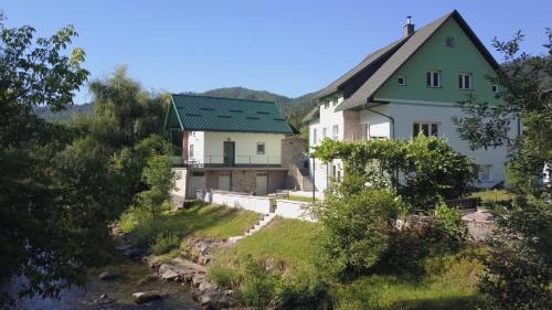 Zamost Apartment | Riverside garden apartment Three Springs Tri Zvira