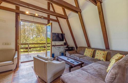 Sisak-Moslavina House | Riverside House With Hot Tub - Happy Rentals