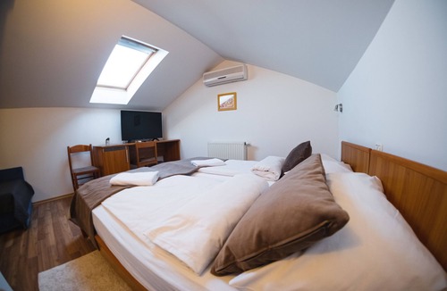 Izola Bed & Breakfast | Romantic attic 1/3 room