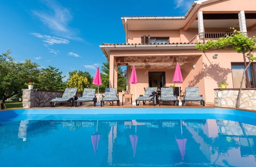 Topid House | Romantic Holiday Home with pool and large garden, surrounded by greenery