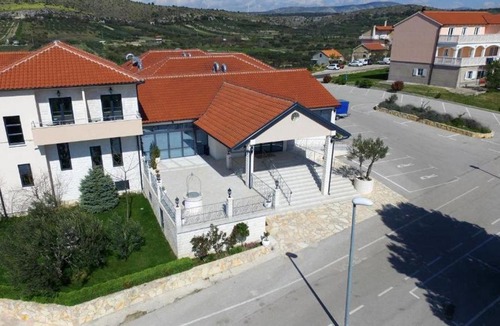 Donje Polje House | Room Ave Maria