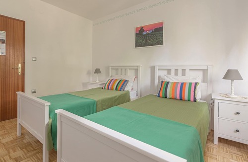 Gracisce House | Room with two single beds