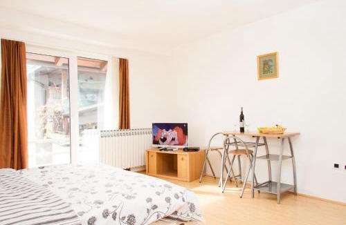 Velika Gorica House | Rooms Garden Zagreb Airport