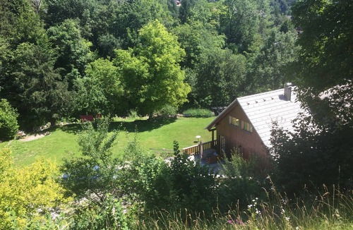 Bohinj Apartment | Ruim en Comfortabel Appartement met Prachtig Uitzicht op Speelweide en Beekje