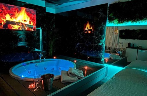 Baia Mare Apartment | S O P H I A jacuzzi room by 50 shades