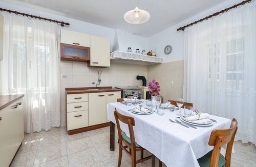 Dragove House | "Sakarun" mit Blick auf das Wasser by Interhome