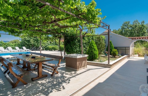 Sestanovac House | Schöne Villa in einem friedlichen und ruhigen Dorf by Interhome