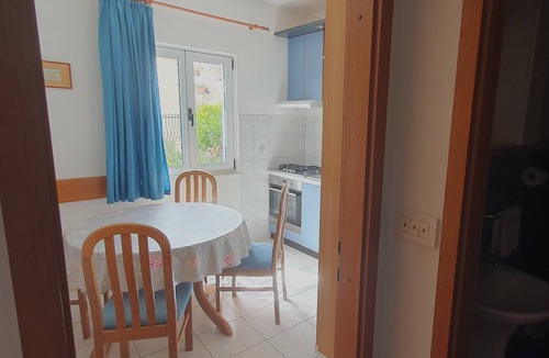 Cove Basina (Jelsa) Apartment | Sea View 2-Bedroom Apartment with Terrace & Garden – Bol, Island Brač