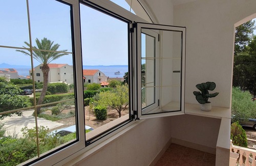 Cove Basina (Jelsa) Apartment | Sea View 2-Bedroom Apartment with Terrace & Garden – Bol, Island Brač