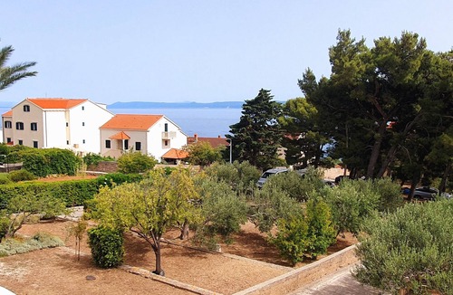 Cove Basina (Jelsa) Apartment | Sea View 2-Bedroom Apartment with Terrace & Garden – Bol, Island Brač