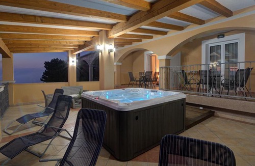 Vratarusa Apartment | Seabreeze Apartments with Shared Jacuzzi