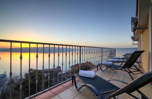 Vratarusa Apartment | Seabreeze Apartments with Shared Jacuzzi
