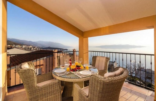 Vratarusa Apartment | Seabreeze Apartments with Shared Jacuzzi