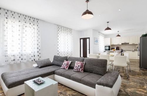 Poljica House | Seaside Villa Lara mit beheiztem Swimmingpool by Interhome