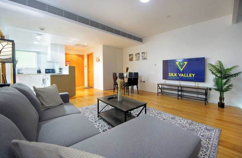 Al Raha Beach Apartment | Silk Valley - Luxury 1B near Raha Beach & Yas Island