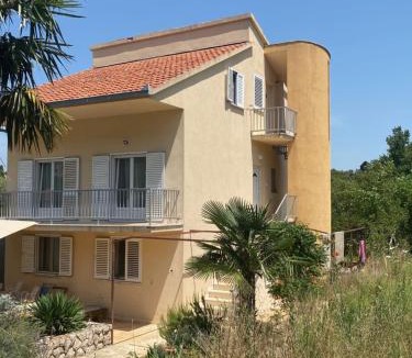 Janjina Apartment | Someplace Apartments