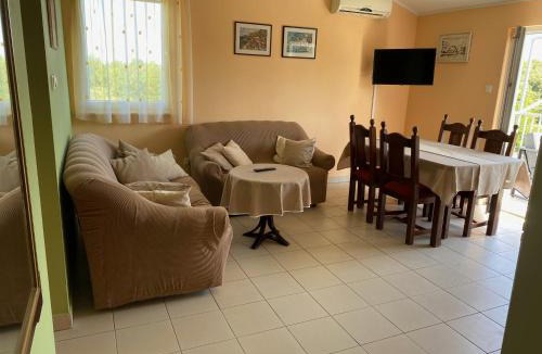 Janjina Apartment | Someplace Apartments