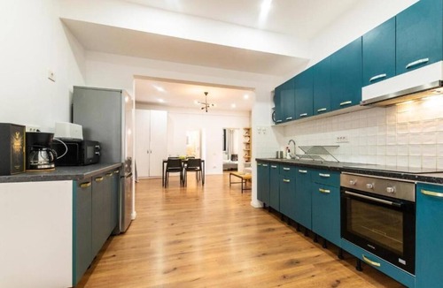 Bucharest City-Centre Apartment | Spacious 4-bedroom apartment in lovely București with AC