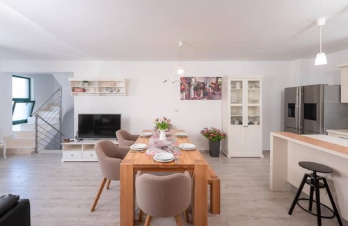 Milna Apartment | Spacious 5-bedroom apartment in marvelous Milna Hvar with AC