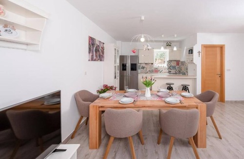 Milna Apartment | Spacious 5-bedroom apartment in marvelous Milna Hvar with AC