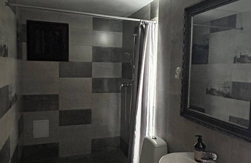 Costinesti House | Spacious 6-bedroom building in pleasant Costinești with AC