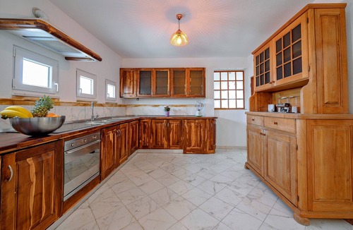 Okrug Gornji Villa | Spacious 8-bedroom house with pool in brilliant Okrug Gornji
