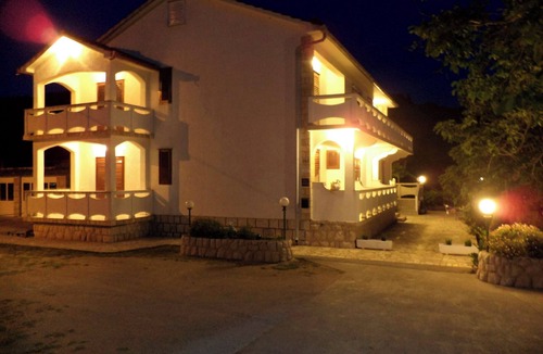 Kampor Apartment | Spacious and Sunny Apartment on Island Rab