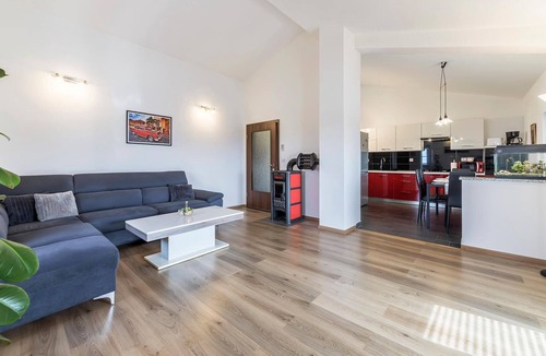 Galizana Apartment | Spacious apartment on the second floor of a family house near Pula.