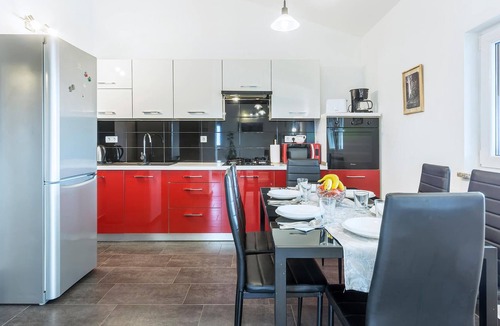 Galizana Apartment | Spacious apartment on the second floor of a family house near Pula.
